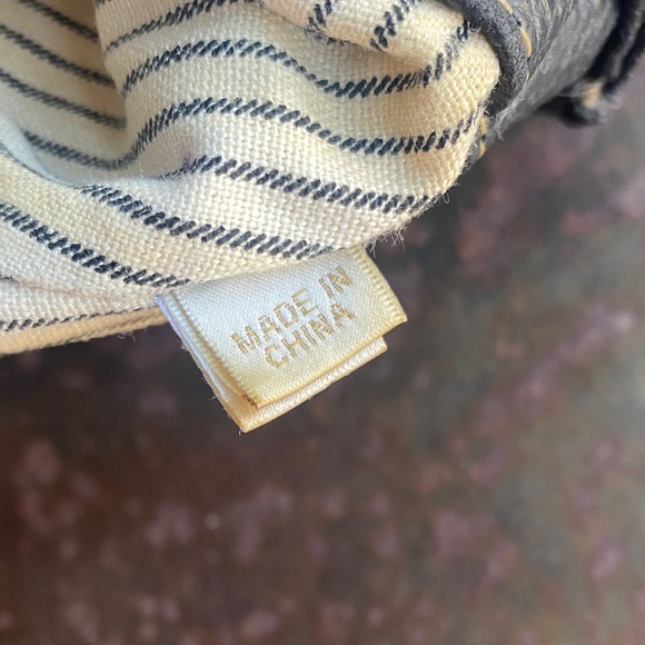 The Limited VTG Large Black Pebbled Leather Shoulder Bag  with Gold Accents - Picture 12 of 16